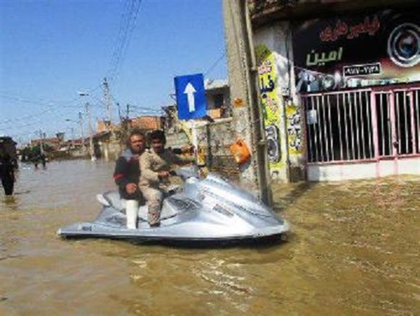 انتقال بیل مکانیکی و 18 فروند شناور جهت کمک به مردم روستای بصیرآباد خواجه نفس