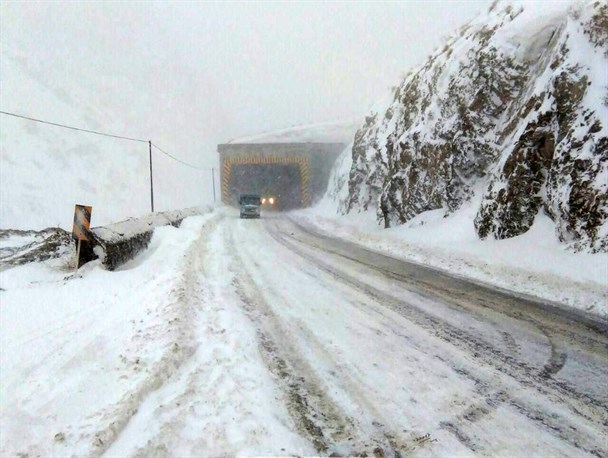 بارش برف و تردد نیمه‌سنگین در محور هراز/کندوان مسدود است