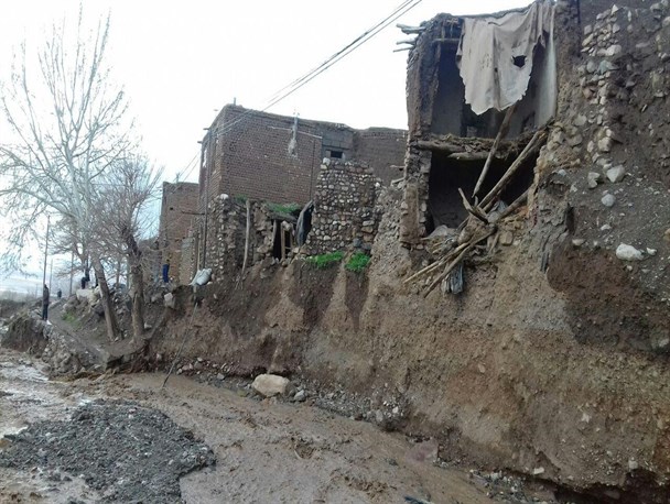باران و سیل شب گذشته راه ارتباطی ۲۰ روستای جرگلان را قطع کرد