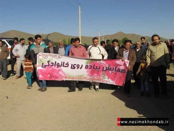 برگزاری همایش پیاده روی در روستای استوه + عکس