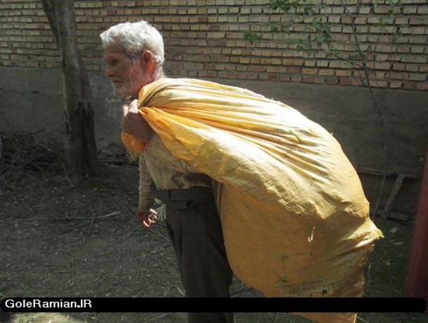مرد رامیانی کیسه به دوش ره به سوی زندگی+تصاویر