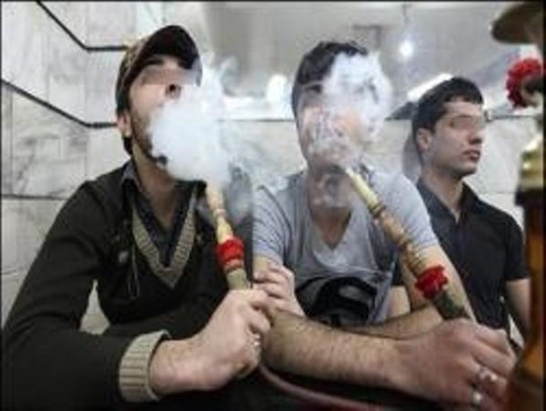 نبود مراکز تفریحی سالم در گیوی و  وقت گذرانی در کافه‌ها