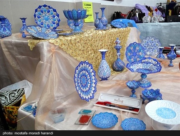 نمایشگاه آثار هنری و دستی دختران هنرستان اسوه هرند گشایش یافت/ تصاویر