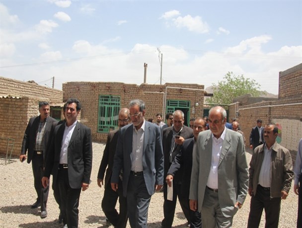 هدیه معاون وزیر آموزش وپرورش هنوز به دانش آموزان قاینی نرسید