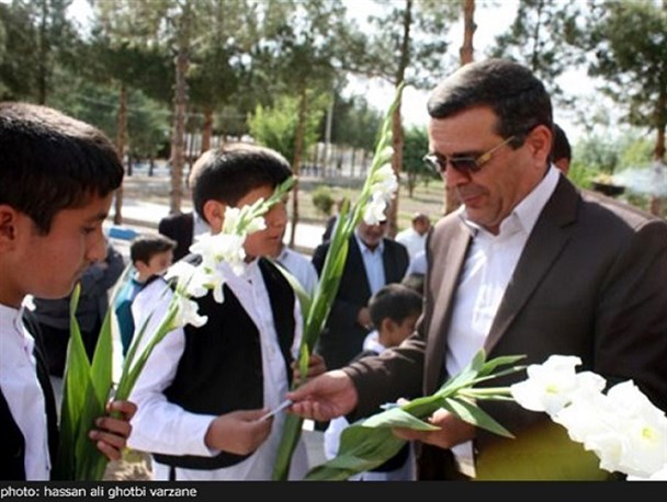 ادای احترام به مقام شامخ شهدای دانش آموز ورزنه/ تصاویر