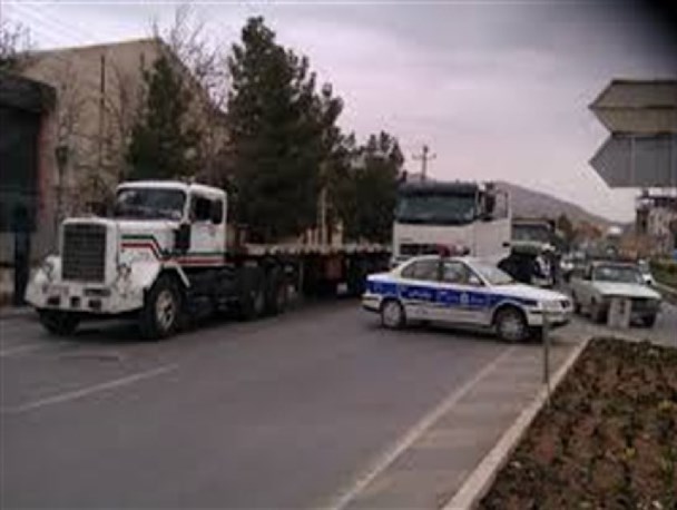 با ورود کامیون به داخل شهر شهربابک برخورد قانونی می شود