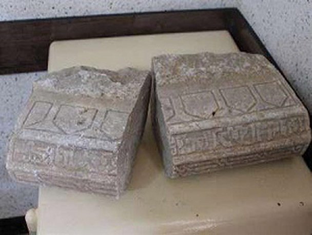 دو قاچاقچی عتیقه در کنگاور دستگیر شدند/ کشف دو قطعه سنگ تاریخی