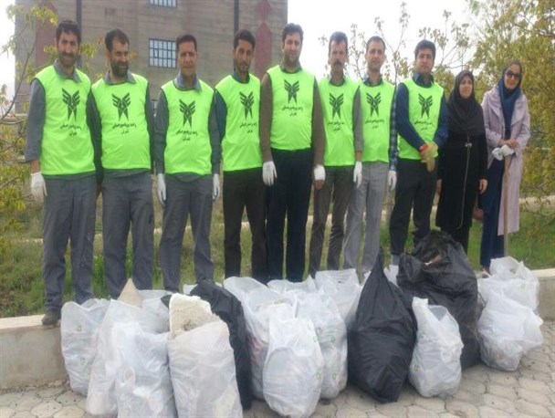 پاکسازی محوطه بیرونی دانشگاه آزاد تفرش همزمان با هفته زمین پاک