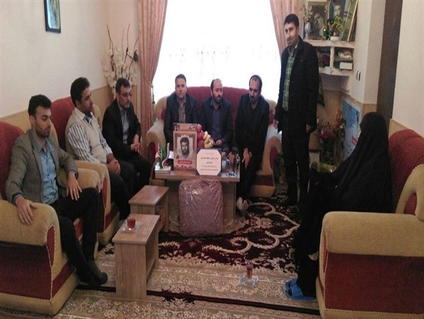 دیدار اعضای ستاد بزرگداشت هفته کار و کارگر با خانواده شهید عربعلی طیبی+تصاویر