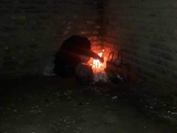 سوز سرما و بارش باران، تنها میزبان پیرزن گالیکشی+ عکس