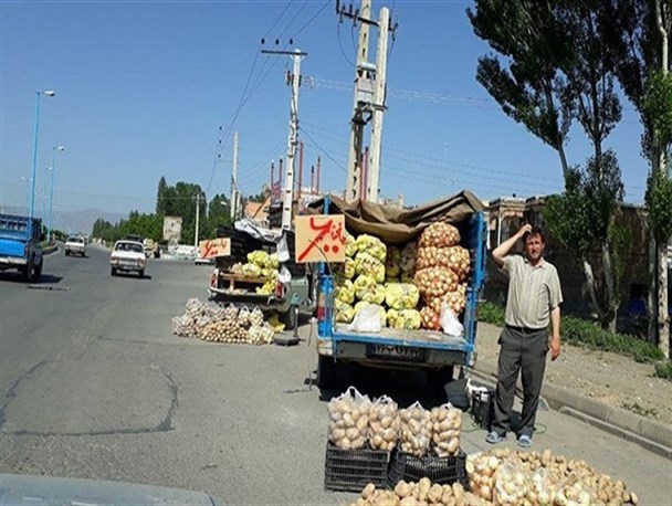لزوم ایجاد بازارچه‌های دائمی و موقت برای ساماندهی وانت‌بارهای میوه فروش در شهر زاهدان