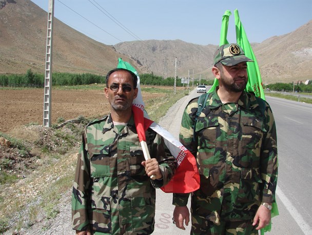 دو ورزشکار پردنجانی مسیر شهرکرد به فارسان را پیاده طی کردند