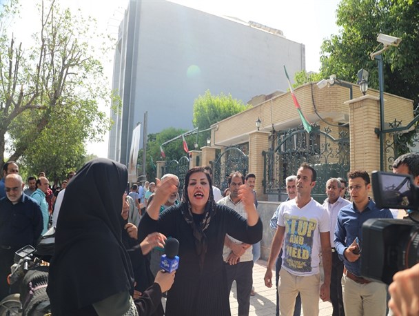 سپرده گذاران موسسات مالی آرمان و توسعه در بوشهر دست به دامان فرماندار شدند+ تصاویر