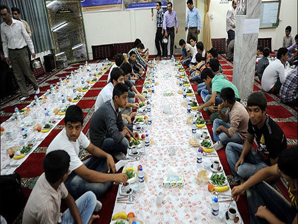 بوی ماه خدا بر سر سفره های افطاری در سیستان