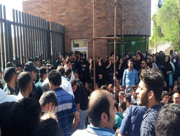 دومین روز تجمع سپرده‌گذاران آرمان مقابل استانداری خوزستان+تصاویر