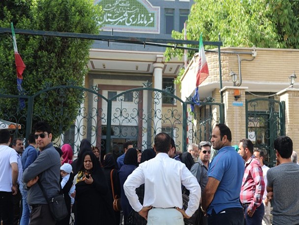 گزارش تصویری / تجمع اعتراضی سپرده گذاران موسسه آرمان جلوی فرمانداری بوشهر