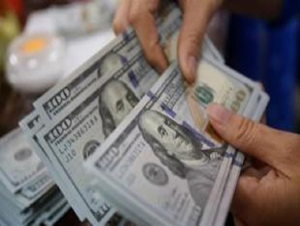 خبری از دلار ۴۲۰۰ تومانی در بازار نیست / واردکنندگان دست به دامن دلالان شدند