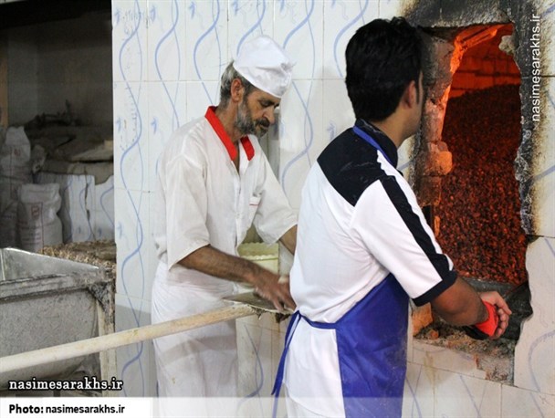 روزه داری و کسب رزق حلال در گرمای ۴۰۰ درجه سانتی گراد+تصاویر