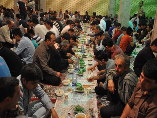 سفره های نذری در شهرستان اشتهارد به مناسبت لیالی قدر/ تصاویر