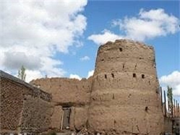 قلعه خاکی ارمغانخانه فقط ثبت ملی شده است/وقتی سنت اهدای هدیه آرمان خانه را ارمغانخانه کرد