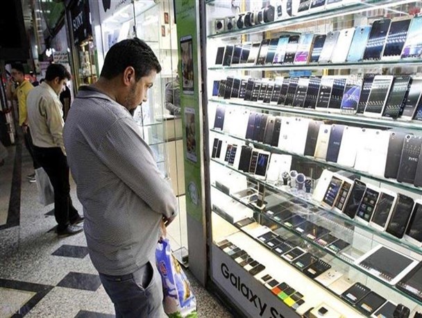 فروشندگان موبایل در آشفته بازار دلار زمین‌گیر شده‌اند/ افزایش 150 درصدی گوشی‌های همراه