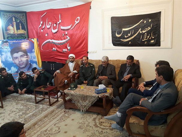 مسئولان شهرستان دالاهو با خانواده شهید " کرمی" دیدار کردند+تصاویر