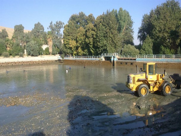 پاکسازی و لایروبی چشمه آب سرابگرم شهرستان سرپلذهاب
