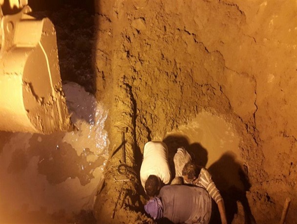 رفع مشکل پیش آمده در خط انتقال آب روستای پیران شهرستان نیمروز