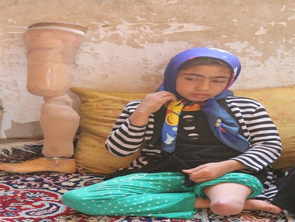 آرزوهای فاطمه دختر معلولی که در فقر به سر می‌برد/ وقتی بسیج سازندگی برای گام برداشتن فاطمه به پا می‌خیزد