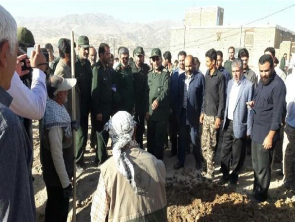 حضور رئیس سازمان بسیج مستضعفین در جمع مردم منطقه سیل‌زده دلفان