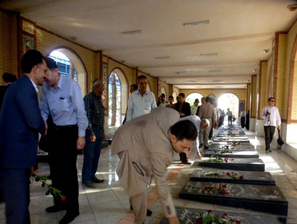 عکس: گلباران قبور مطهر شهدای مرودشت