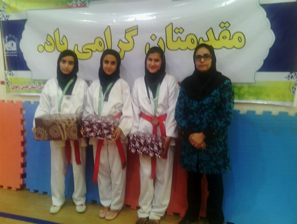 بانوان تکواندوکار مه ولاتی در مسابقات تربیت بدنی آستان قدس رضوی ۳ مدال کسب کردند