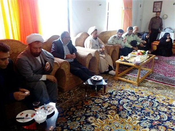 دیدار مسئولان عباس‌آبادی با خانواده دو تن از شهدای دفاع مقدس /تصاویر