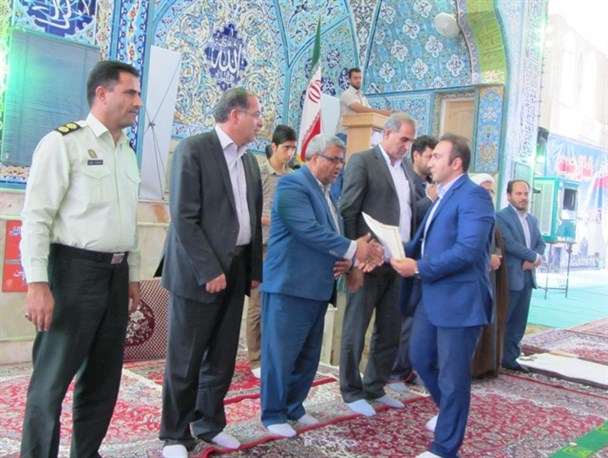 تجلیل از کارمندان نمونه دستگاه‌های دولتی دلیجان+عکس