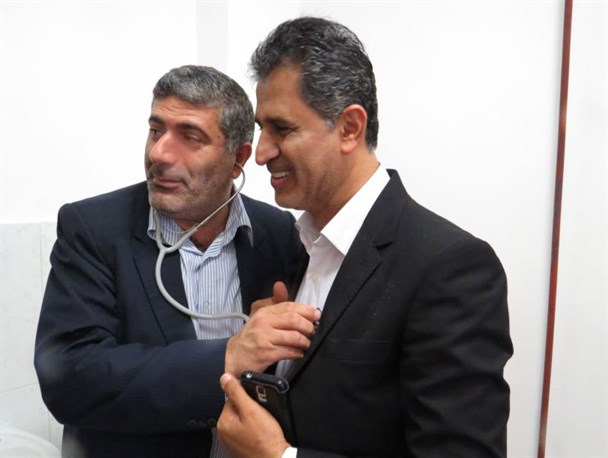 معاینه نماینده مجلس توسط معاون فرماندار رشت/مجدد;دل دکتر تامینی برای مردم می تپد+عکس