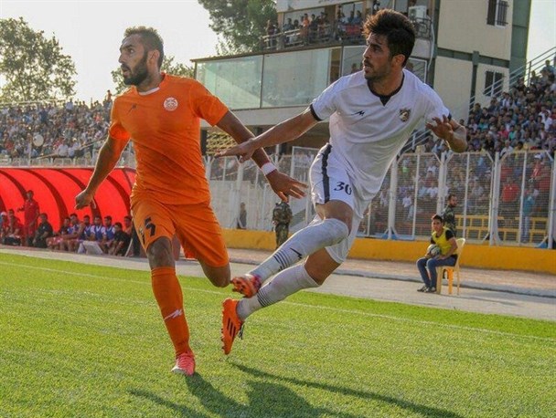 دیدار تیم‌های فوتبال نساجی مازندران و مس کرمان