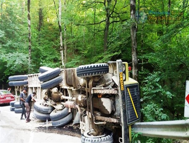 واژگونی سهمگین یک تریلی در هزارجریب نکا +تصاویر