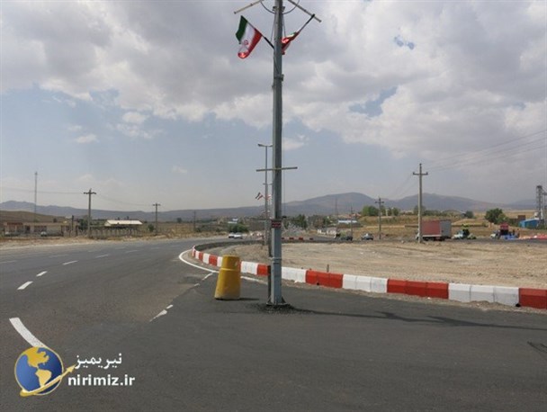 رویش تیر چراغ برق وسط جاده ترانزیتی!