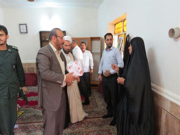 مسئولان شهرستان حمیدیه در هفته دولت به دیدار خانواده شهدا رفتند