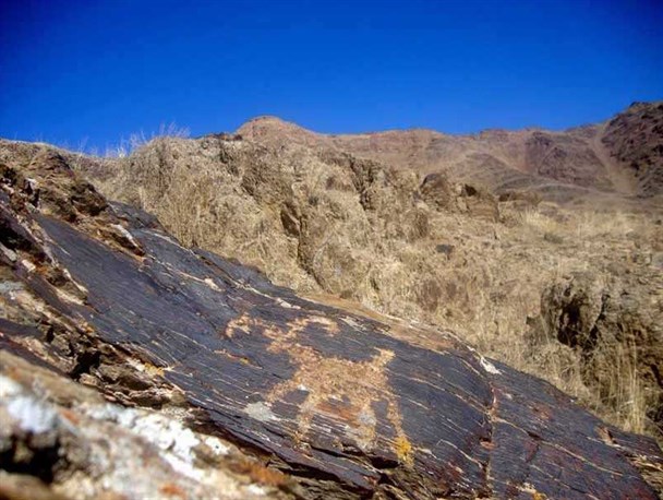 تخریب بیش از 3۰۰۰ سنگ‌نگاره در خمین/بی توجهی مسئولین، نابودی هویت ملی را رقم می زند+تصاویر