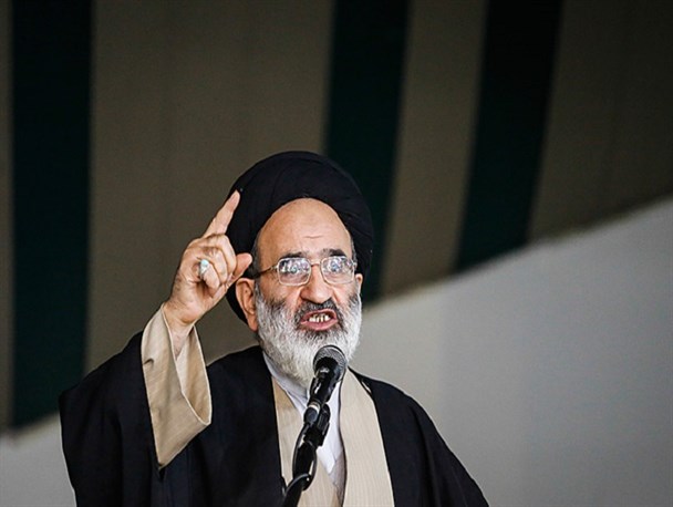 این نگاه که من فرزند فلان بزرگی هستم انسان را به انحطاط می کشاند