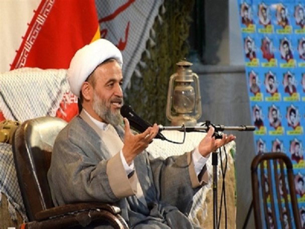 بعضی خود را برای مذاکره با آمریکا تکه‌تکه می‌کنند/ مردم منطقه دین خود به انقلاب را ادا کردند