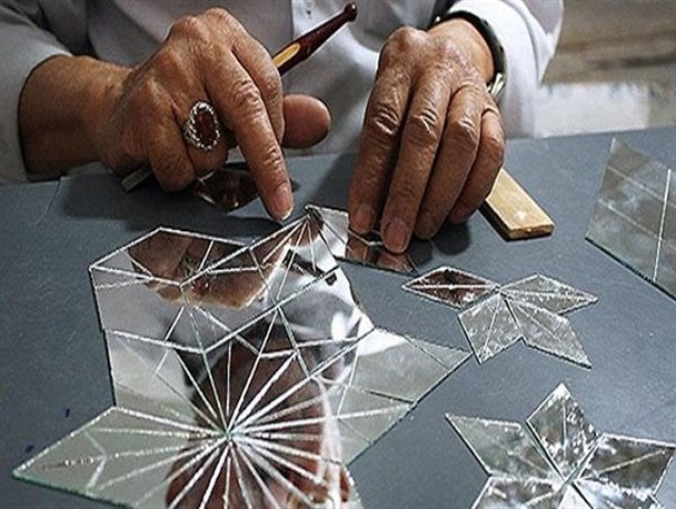 زنجان در مسیر توسعه هنر آینه کاری/ زیبایی و جاذبه آینه کاری نظر هنرمندان زنجانی را جلب کرده است