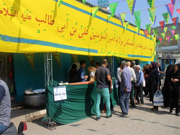 پخش شربت در فلکه مرکزی آزادشهر به مناسبت عید غدیر