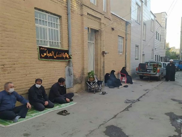 گره خوردن روضه خوانی در کوچه ها با خانواده شهدا/ کاروان عشق نوحه می خواند برای حسین(ع)+تصاویر