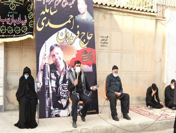 اقامه عزای اباعبدالله الحسین (ع) در مقابل منزل شهدای مدافع حرم کرمانشاه