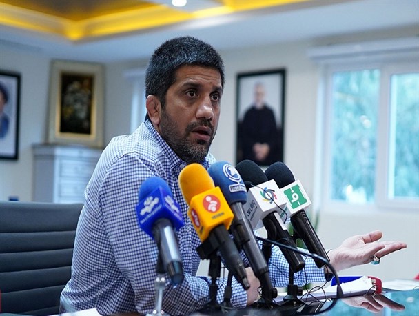 علیرضا دبیر: حمال کشتی هستم؛ ریش‌هایم سفید شده/ به من می‌گویند بچه پررو!