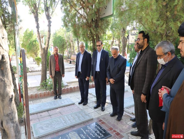 عکس/قبور مطهر شهدای اراک با حضور مسئولان گلباران شد