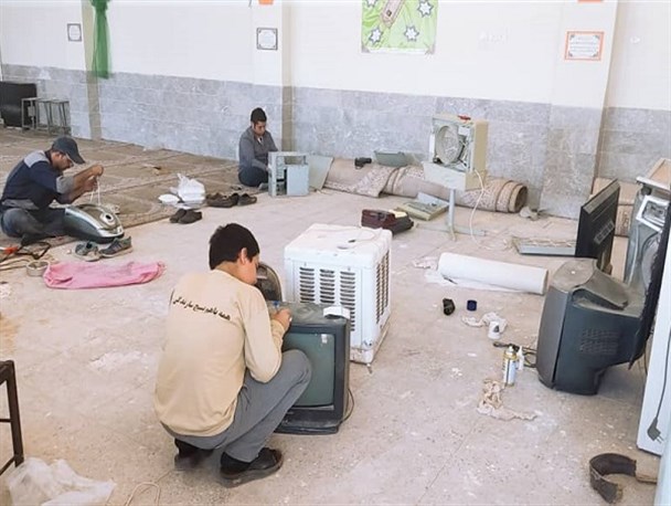 گروه‌های جهادی یزد همچنان مشغول تعمیر لوازم سیل‌زدگان هستند