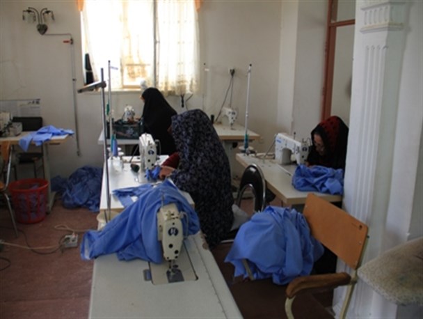 دلالان عرصه را بر تولیدکنندگان تنگ کرده اند/ چرخ هایی که به کام مادران روستای پِرو می چرخد